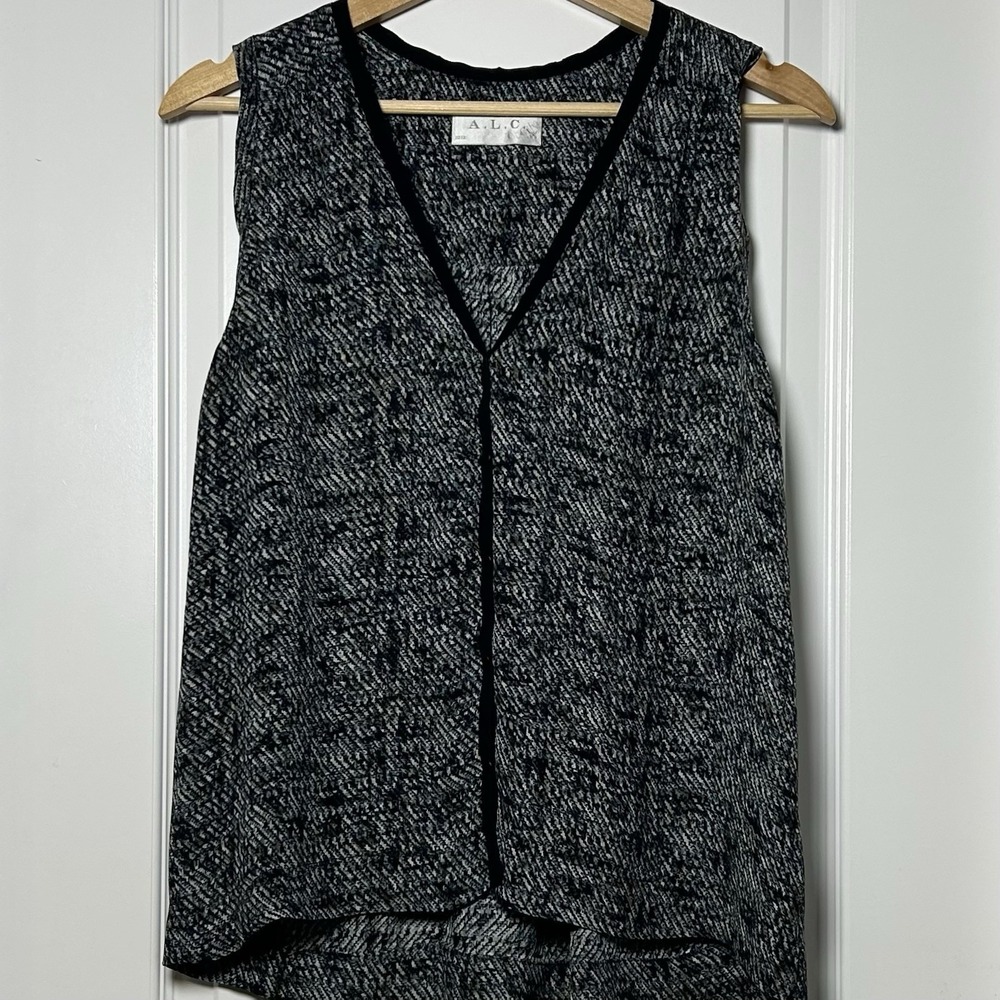 A.L.C. 100% Washed‎ Silk Abstract Houndstooth Black Trim V-Neck Sleeveless Top